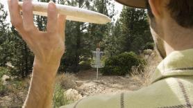 Unos vecinos gastan 10.000 euros en un campo frisbee golf potencialmente mortal: "Hicimos lo que nos pidieron"