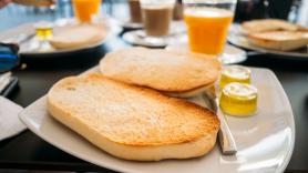 Un hostelero cuenta lo que le pasa diariamente con los cuchillos que pone para las tostadas: dice mucho y malo