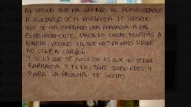 Hace una barbacoa, un vecino se queja, le deja este cartel y la respuesta del otro es simplemente cine