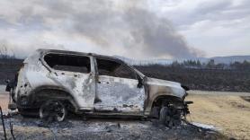 Calcinado en minutos el coche desde el que la alcaldesa de Maceda supervisaba el fuego