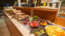 Trabaja en el buffet de un hotel de Berlín y cuenta indignada lo que hicieron unos españoles: "¿Es o no es un abuso?"