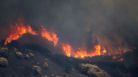 Cuatro militares de la UME resultan heridos en el incendio de Yeres, en León