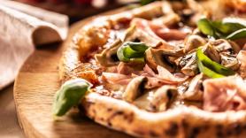 Compra una pizza congelada y al dar un mordisco descubre algo que activa sus alarmas: “Podría ser muy peligroso”