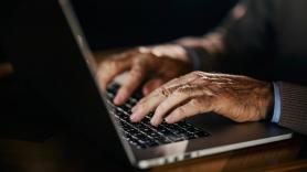 Un hombre de 60 años pide consejo dietético a la IA y la historia acaba en urgencias con alucinaciones y paranoia