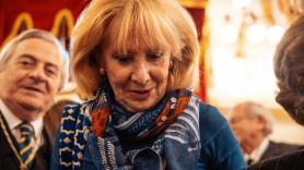 Esperanza Aguirre asegura que se dice "Sangenjo" y no "Sanxenxo" y un gallego da la vuelta y le responde así