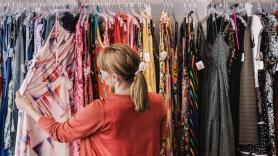Compra una chaqueta de segunda mano por 7 euros y lo que encuentra en sus bolsillos deleita a su estómago