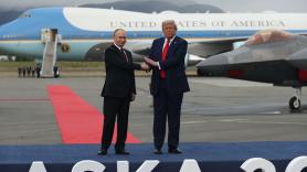 Trump deja a todos con la boca abierta con su majestuosa recepción a Putin: desde alfombras rojas a un enérgico apretón de manos