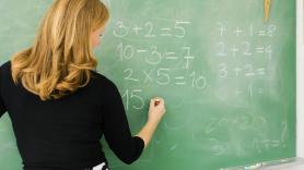 Una profesora recibe su sueldo pese a haber dejado el colegio y su razón para gastarlo desconcertará a muchos
