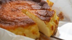 Unos estadounidenses en Asturias prueban por primera vez una tarta de queso de verdad: su reacción es oro puro