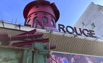 Se derrumban las aspas del Moulin Rouge de París