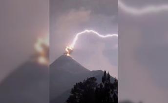 Impactantes imágenes han mostrado el momento en el que un rayo cae en una erupción del volcán de Fuego, en Guatemala