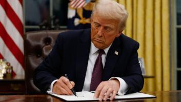 Así firmaba Trump, así, así: un espectáculo pop para borrar de un plumazo la era Biden