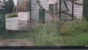 La emoción de un hombre cuando su nieto lo recoge para que no se moje con la lluvia