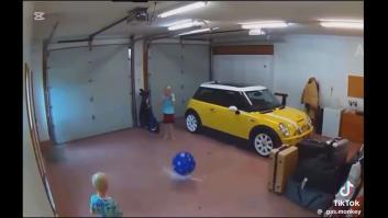 Dos hermanos juegan con una pelota en el garaje y una cámara graba lo que nadie se esperaba que pasase