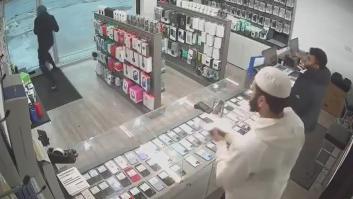 Intenta robar un teléfono móvil y hace el ridículo