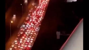 Miles de vehículos taponan las carreteras al huir al oeste desde Teherán en medio de nuevos ataques israelíes
