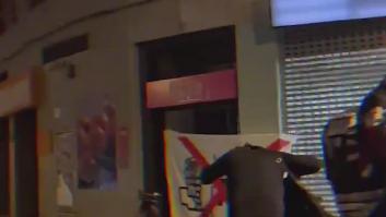 El vídeo que muestra el ataque de un grupo fascista a la sede del PSOE en Valencia