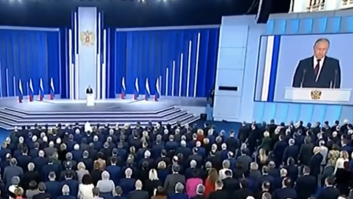 Putin pide un minuto de silencio por los caídos en la guerra y ojo con lo que pasa a los 14 segundos