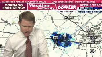 Un meteorólogo se da cuenta en directo de la tragedia que va a provocar el tornado de Mississippi