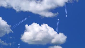 Un mecánico explica el origen de las estelas que dejan los aviones en el cielo
