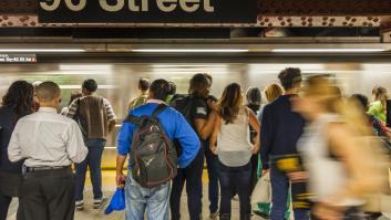 Qué es la 'camisa para el metro', el recurso viral para intentar evitar el acoso callejero