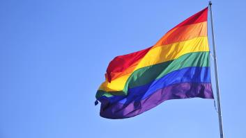Dos vecinos de Náquera (Valencia) amenazan con tirar piedras a un joven que colgó la bandera LGTBI