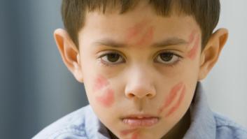 "El consentimiento no se enseña cuando las cosas son graves": por qué no forzar a los niños a dar besos