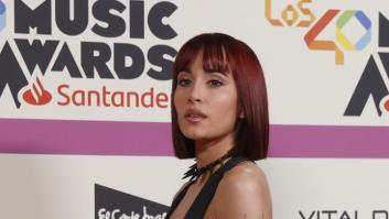 Aitana impacta en LOS40 Music Awards con pelo rojo y vestido rompedor