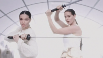 Rosalía y Björk "luchan" gracias a la IA en el videoclip de 'Oral'