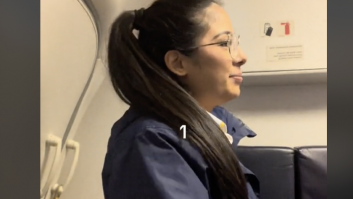 Una azafata enumera cuántos pasajeros le saludan al entrar al avión: no son muchos