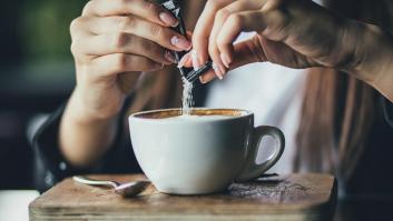 Un experto explica qué es lo que ocurre si tienes que echar azúcar al café: es síntoma de algo malo