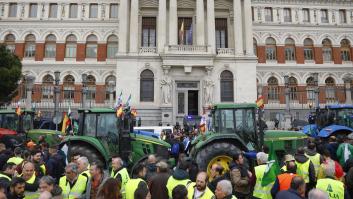 La tractorada llega a las puertas del Ministerio de Agricultura antes de la reunión con Planas
