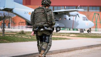 Un exoesqueleto vasco quita un gran peso a los paracaidistas españoles