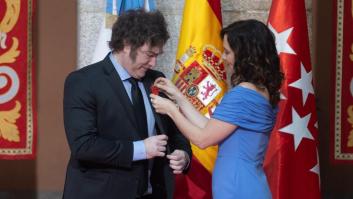 Ayuso premia a Milei para que cargue contra Pedro Sánchez: "No dejen que el socialismo les arruine la vida"