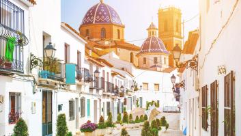 La aldea alicantina de casas blancas y calles empedradas considerada la 'cúpula del Mediterráneo'