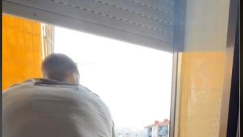 Un niño se tira una hora tocando el saxofón desde el balcón y así es como reacciona su vecino