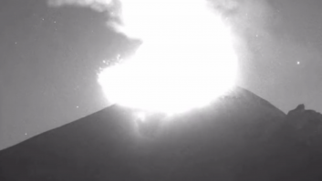 El volcán Popocatépetl de México explota escupiendo agua, gases y ceniza