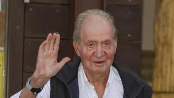 Juan Carlos I recibe la visita de tres pajes reales en Sanxenxo "por si necesita algo"