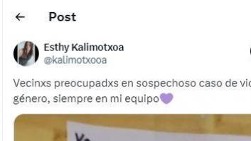 Escucha una fuerte discusión en el piso de unos vecinos y coloca este cartel: un ejemplo a seguir
