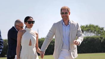 Un beso, un encuentro con Serena Williams y un trofeo: la jornada de polo de los duques de Sussex