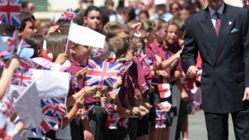 Visita del príncipe Eduardo a Gibraltar: miles de gibraltareños le reciben (FOTOS)