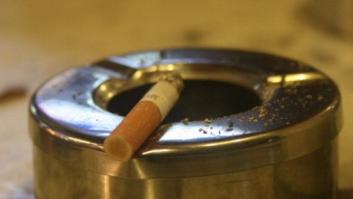 La ley que prohíbe fumar en espacios públicos cumple año y medio con la misma polémica