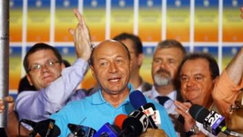 Basescu sortea su destitución en Rumanía por la escasa participación en el referéndum