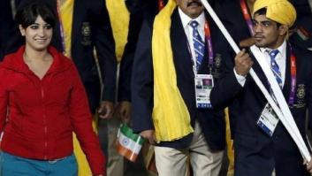Olimpiadas: Polémica después de que una voluntaria desfilara en la inauguración junto al abanderado indio