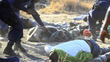 Hallan 300 casquillos de bala en el lugar del tiroteo que mató a 34 mineros en Sudáfrica (VÍDEO)