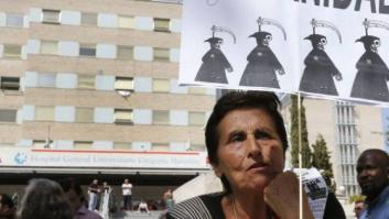 Cientos de personas protestan en Madrid contra la retirada de la tarjeta sanitaria a los 'sin papeles' (FOTOS)