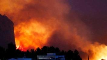 Un incendio descontrolado en Valencia obliga a desalojar a 2.000 personas