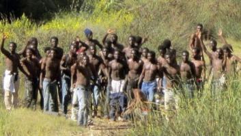 Un grupo de 300 inmigrantes entra en Melilla tras saltar la valla (FOTOS)