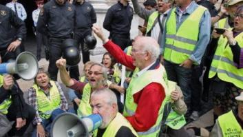 'Yayoflautas' el 27O: forcejeo entre los jubilados indignados y los Mossos ante la Generalitat de Cataluña