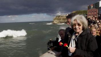 Las cenizas de Santiago Carrillo son arrojadas al mar en un homenaje en Gijón (FOTOS)